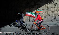 حضور مردم در جشن پیروزی انقلاب با دوچرخه